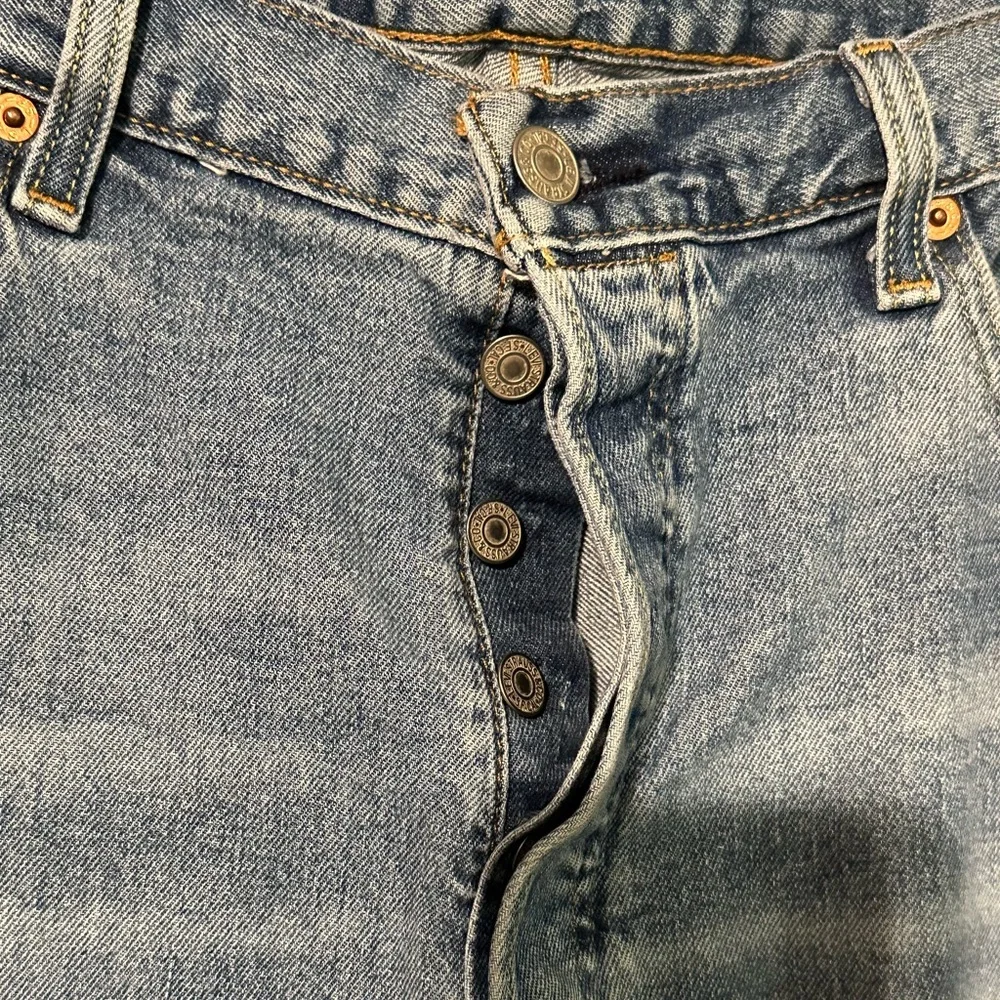 Levi’s 501 Button Fly Light Wash Straight Leg Distressed Knee W38 L32